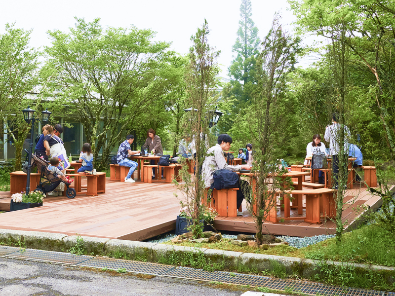 駅舎テラスは、1号館のカフェCha chaに隣接した屋外ウッドデッキです。